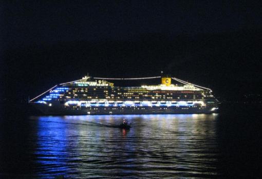 Por la noche el barco refulge como una luna llena